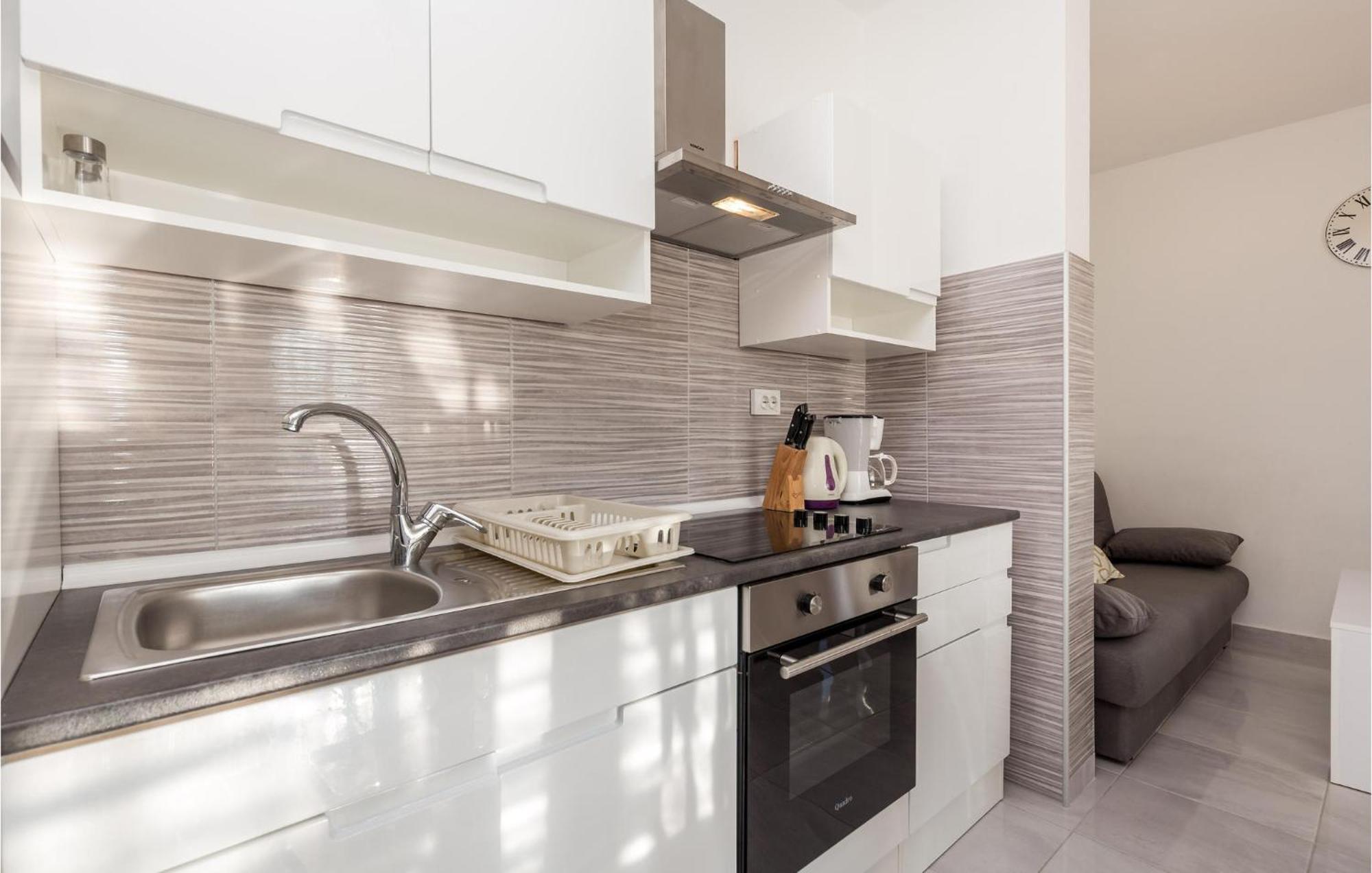 Pet Friendly Apartment In Kampor With Kitchen Екстер'єр фото